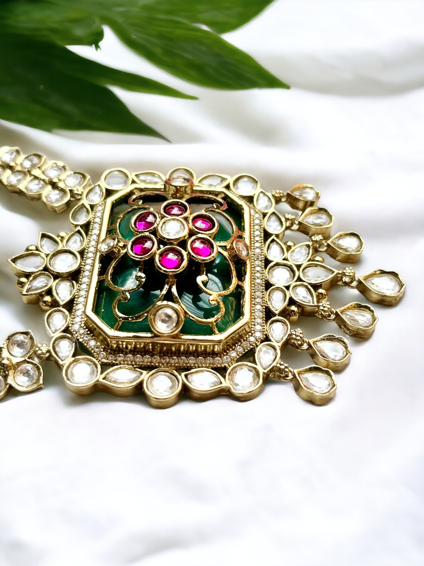 DEVDARSHINI EMERALD KUNDAN JEWELLERY SET