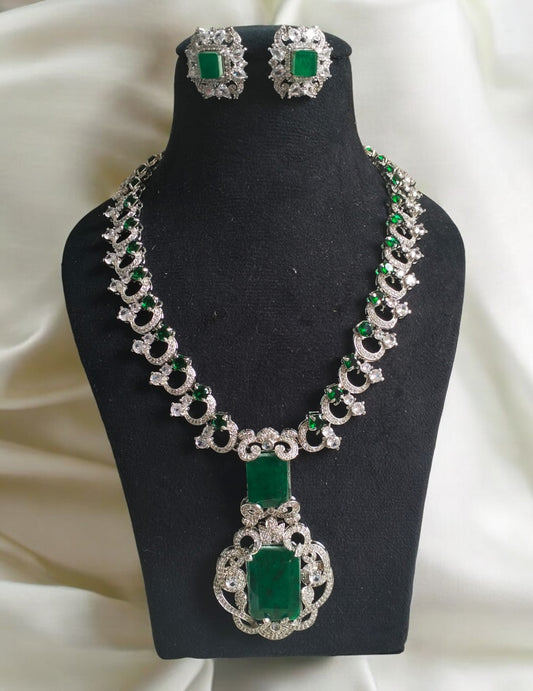 NITA SMALL EMERALD NECKLACE SET