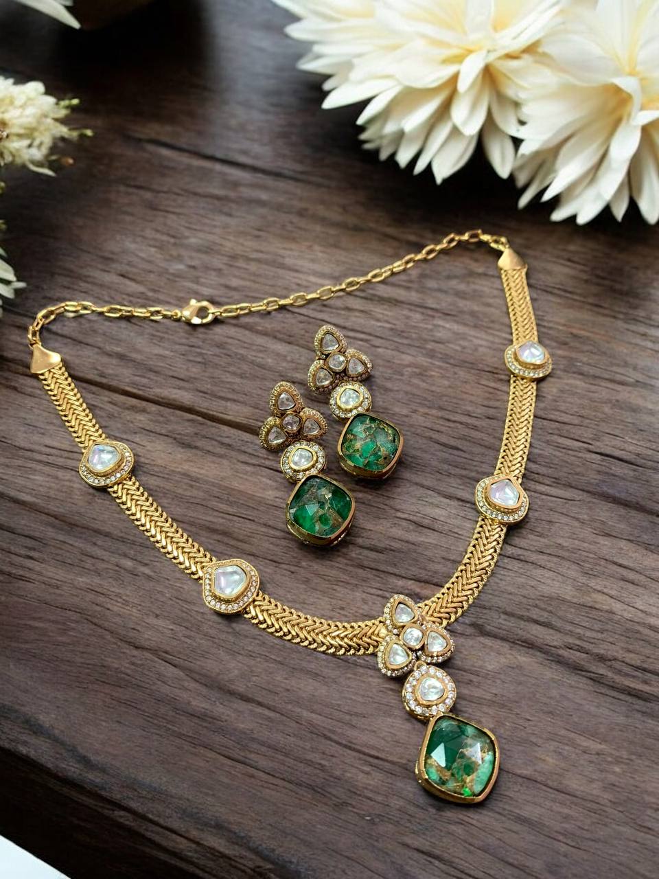 ADVIKA EMERALD KUNDAN JEWELLERY SET