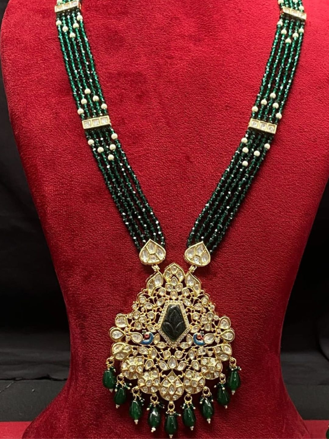 PRANAYA EMERALD JEWELLERY SET