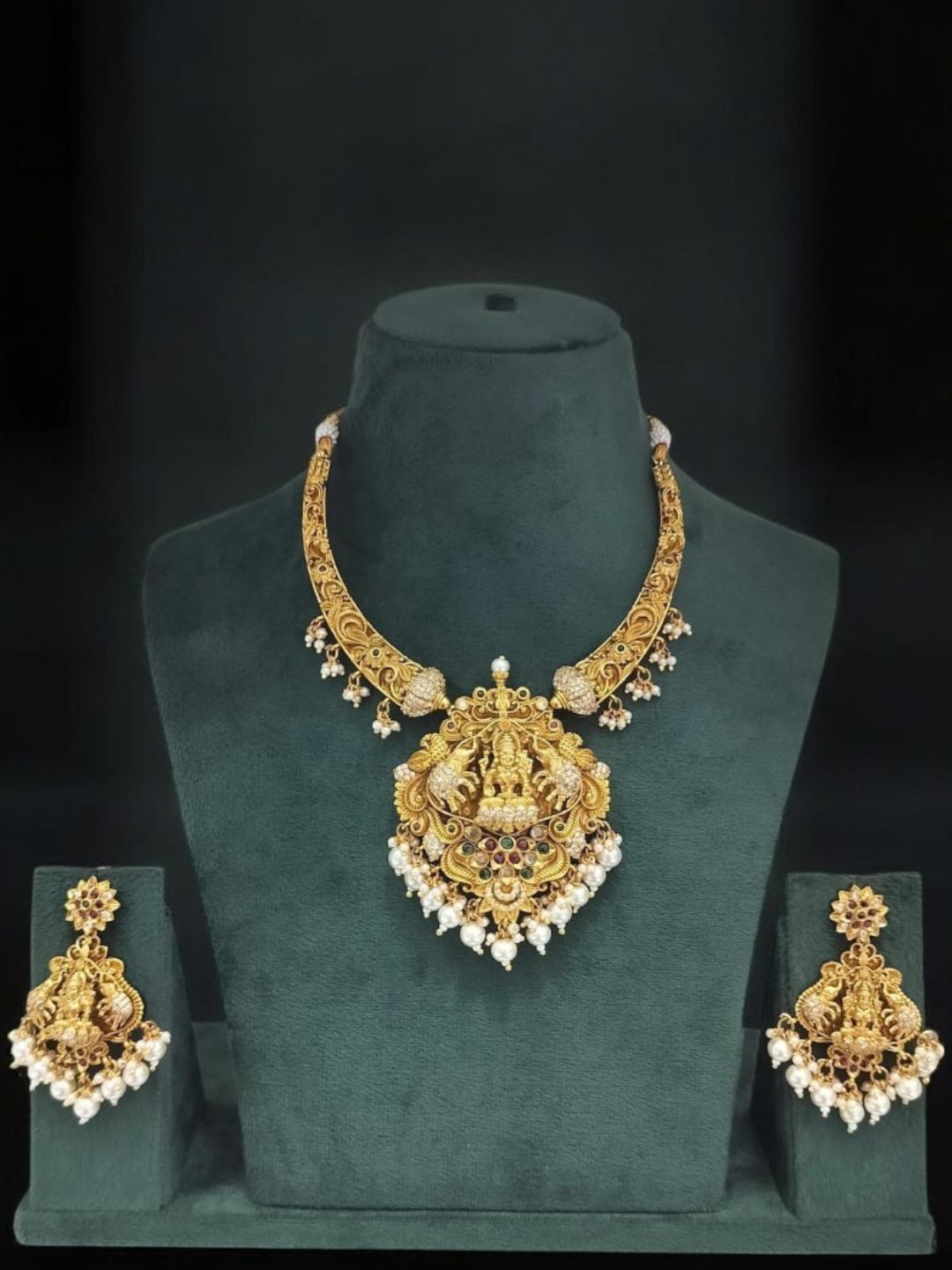 SHANTI HASLI JEWELLERY SET