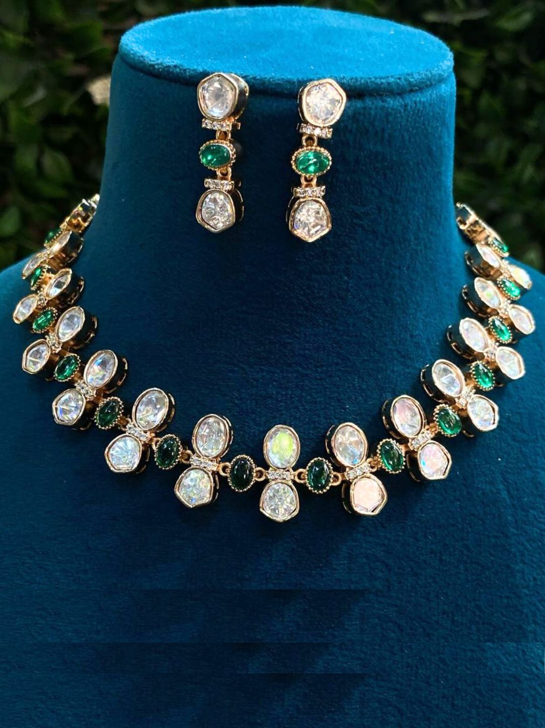 SHRISHTI EMERALD KUNDAN JEWELLERY SET