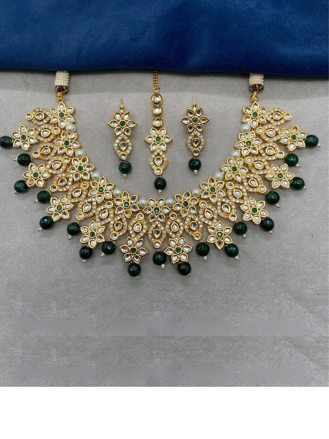 GOLDEN AURA KUNDAN JEWELLERY SET