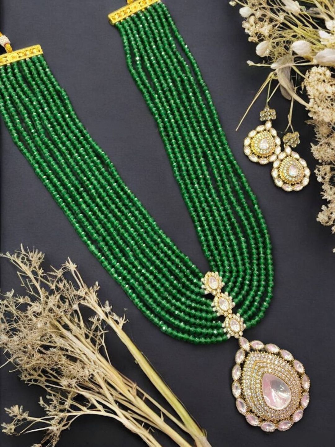 MANVI EMERALD KUNDAN JEWELLERY SET