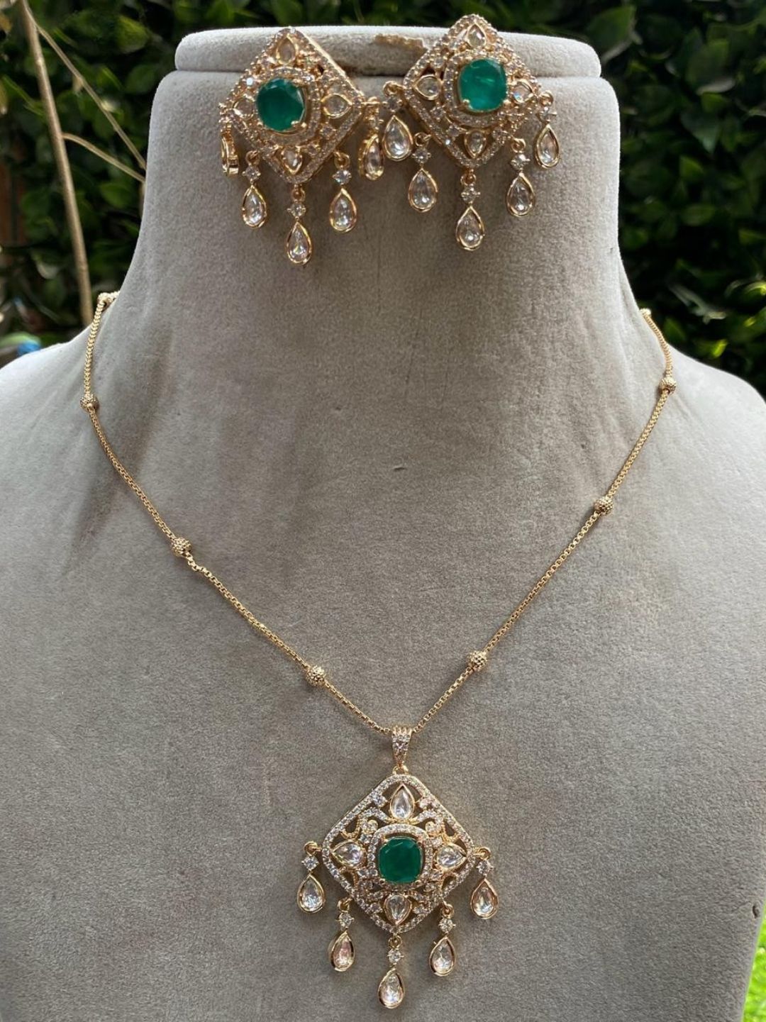 CLARA EMERALD KUNDAN PENDANT SET