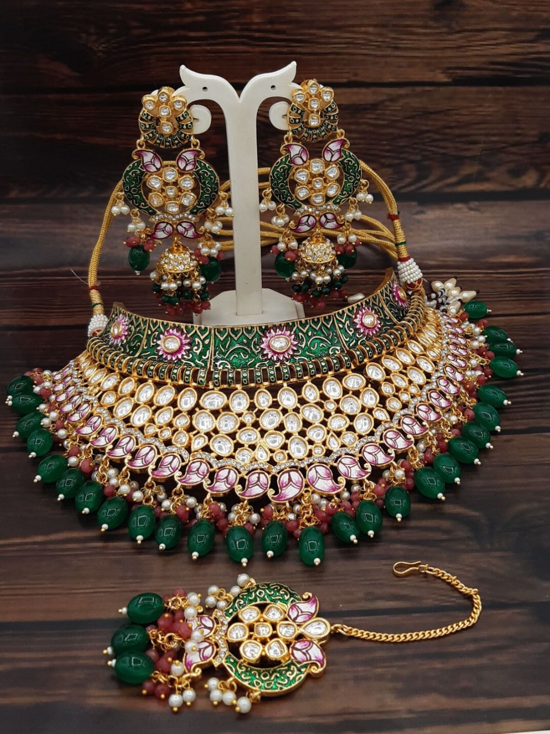 ARSIA EMERALD KUNDAN JEWELLERY SET