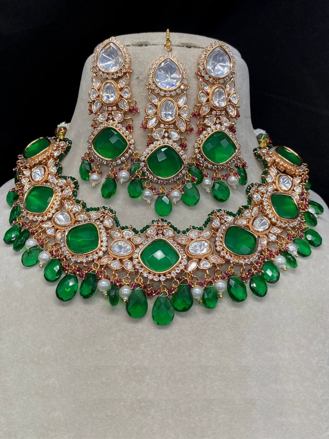 JUHI EMERALD KUNDAN JEWELLERY SET