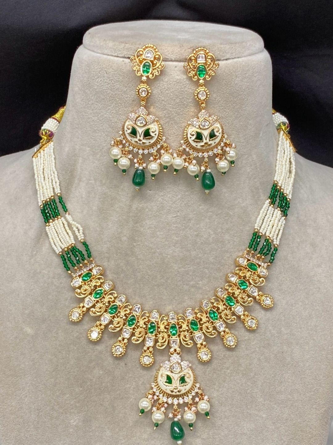 BANDANA EMERALD KUNDAN JEWELLERY SET