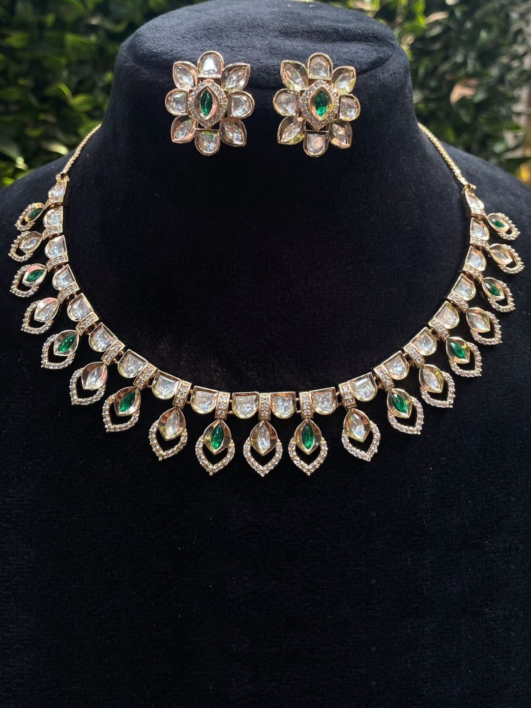 NEELA EMERALD KUNDAN JEWELLERY SET